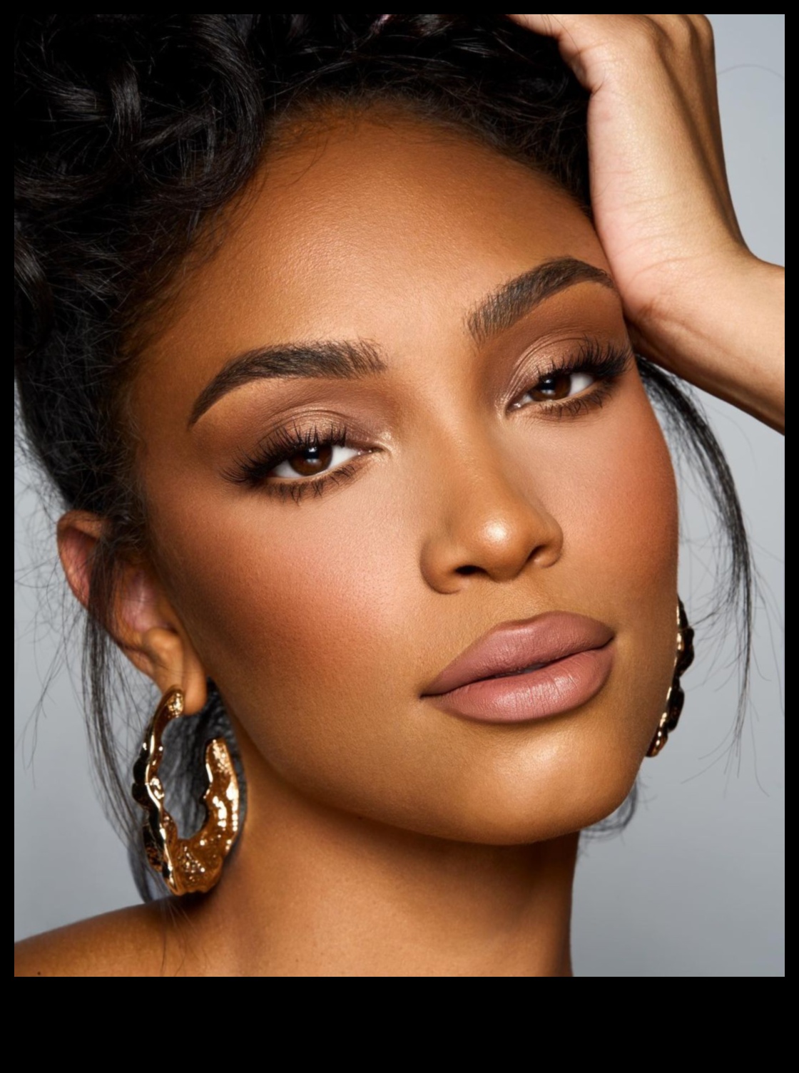 Mīksts un izsmērēts: izpētiet dūmakaino acu šarmu dabīgā grimā