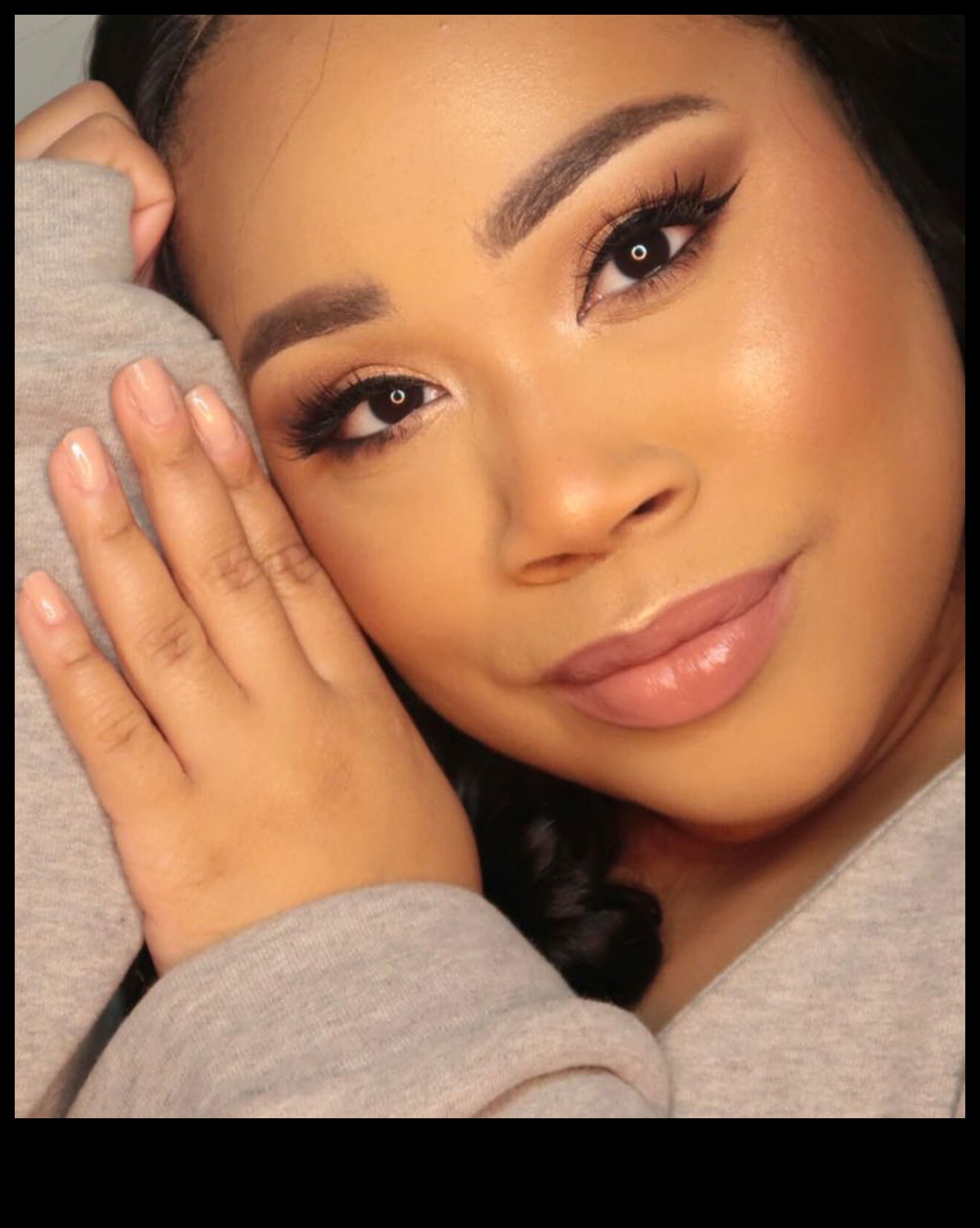 Mīksts un izsmērēts: izpētiet dūmakaino acu šarmu dabīgā grimā