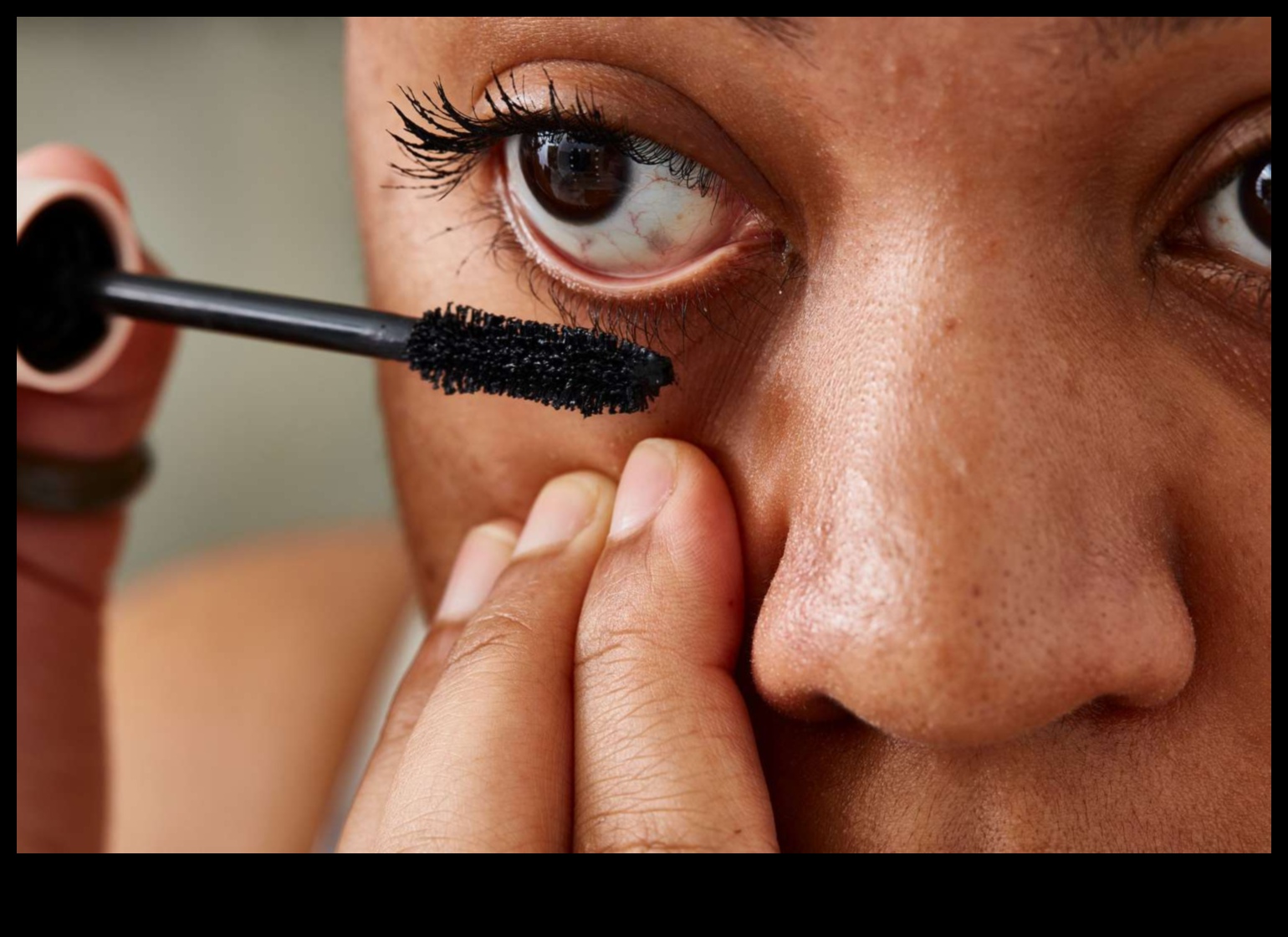 Drosmīgas un drosmīgas 10 labākās intensīvās skropstu tušas dramatiskam izskatam 4 Drosmīgs un drosmīgs: intensīvas skropstu tušas bezbailīgajiem grima entuziastiem