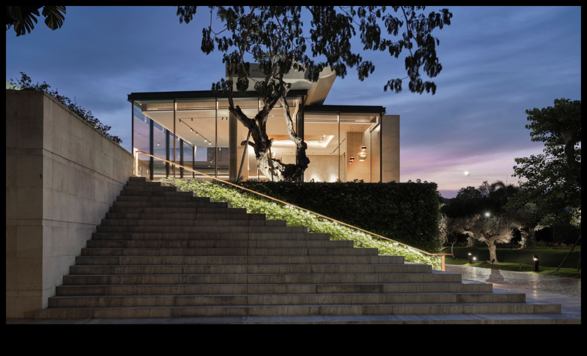 Arhitektūras elegance fokusā: vizuāla simfonija fotogrāfijās