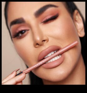 Lūpu kontūrzīmuļu tendences: noturēties uz vietas ar jaunākajiem lūpu kontūru stiliem