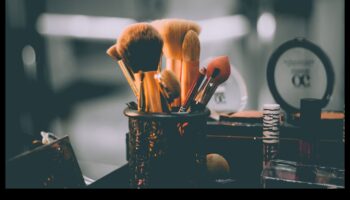 Nepieciešami rīki profesionālam grima komplektam: uzlabojiet skaistuma spēli