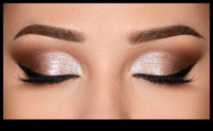 Skropstu tušas un acu zīmuļa harmonija: vienota acu grima izskats