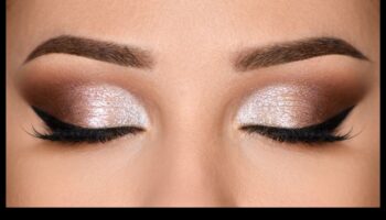 Skropstu tušas un acu zīmuļa harmonija: vienota acu grima izskats