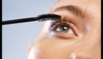 Skropstu tuša un novecošana: nobriedušu skropstu uzlabošana jauneklīgākam izskatam